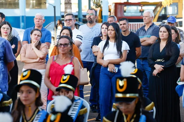 Governador vistoria escolas estaduais no Triângulo Mineiro e Alto Paranaíba, se encontra com população e visita Apae na região