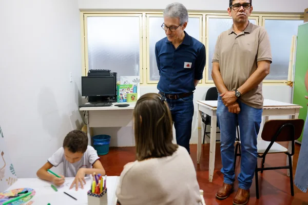 Governador vistoria escolas estaduais no Triângulo Mineiro e Alto Paranaíba, se encontra com população e visita Apae na região