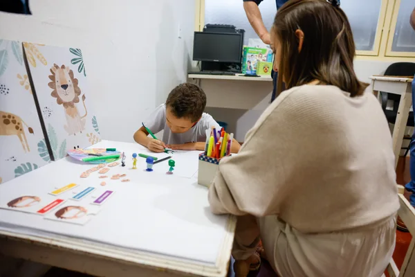 Governador vistoria escolas estaduais no Triângulo Mineiro e Alto Paranaíba, se encontra com população e visita Apae na região