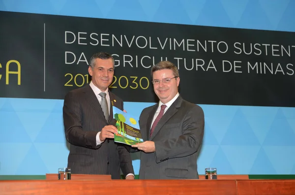O secretário Zé Silva entregou a Agenda Estratégica nas mãos do governador Antonio Anastasia