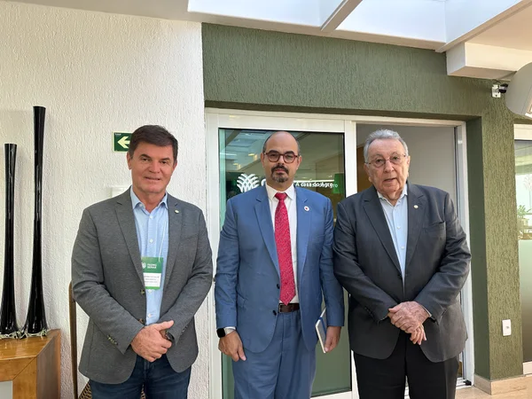 Presidente da Faemg, Antônio de Salvo, governador de Minas em exercício, Mateus Simões, e presidente da CNA, João Martins