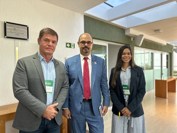 Presidente da Faemg, Antônio de Salvo, governador de Minas em exercício, Mateus Simões, e a gerente de Sustentabilidade do Sistema Faemg Senar, Mariana Ramos