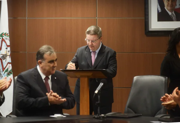 Anastasia assinou decretos para a estadualização das fundações em solenidade nesta quinta-feira