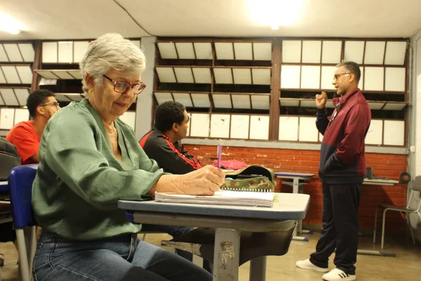 Aos 72 e 82 anos, casal retorna aos estudos e inspira comunidade escolar em Minas Gerais