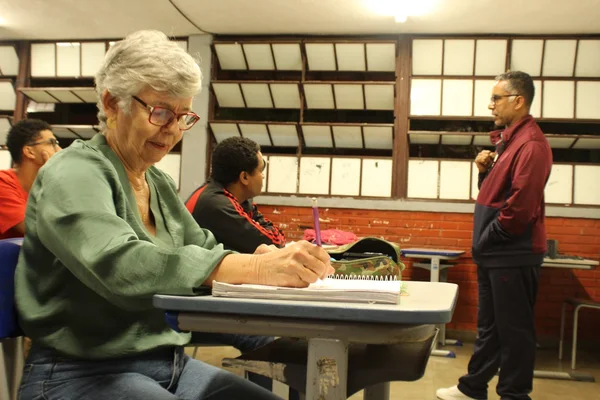 Aos 72 e 82 anos, casal retorna aos estudos e inspira comunidade escolar em Minas Gerais