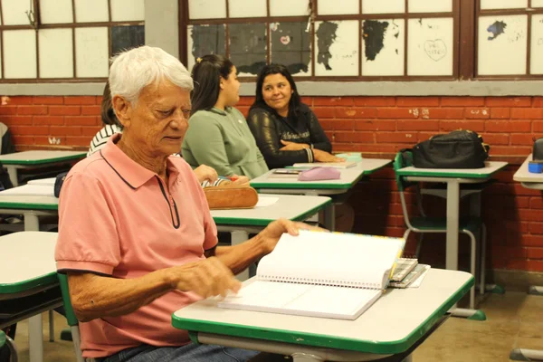 Aos 72 e 82 anos, casal retorna aos estudos e inspira comunidade escolar em Minas Gerais