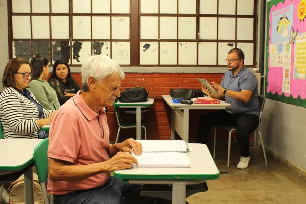 Aos 72 e 82 anos, casal retorna aos estudos e inspira comunidade escolar em Minas Gerais