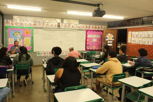 Aos 72 e 82 anos, casal retorna aos estudos e inspira comunidade escolar em Minas Gerais