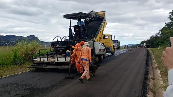 Recuperação da rodovia MG-105, entre Jequitinhonha e Joaíma