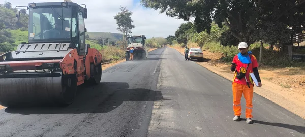 Recuperação da rodovia MG-105, entre Jequitinhonha e Joaíma
