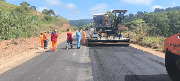 Recuperação da rodovia MG-105, entre Jequitinhonha e Joaíma