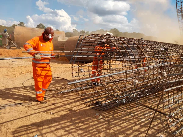 Obras da ponte sobre o rio São Francisco, que ligará a cidade de mesmo nome a Pintópolis