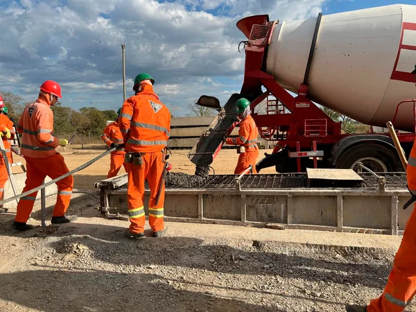 Obras da ponte sobre o rio São Francisco, que ligará a cidade de mesmo nome a Pintópolis