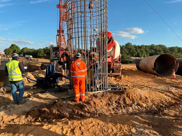 Obras da ponte sobre o rio São Francisco, que ligará a cidade de mesmo nome a Pintópolis