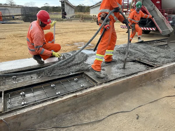 Obras da ponte sobre o rio São Francisco, que ligará a cidade de mesmo nome a Pintópolis