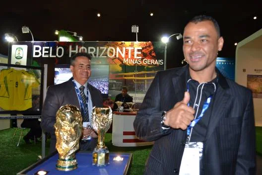 Cafu, jogador da Seleção pentacampeã (2002), esteve no estande  de Minas