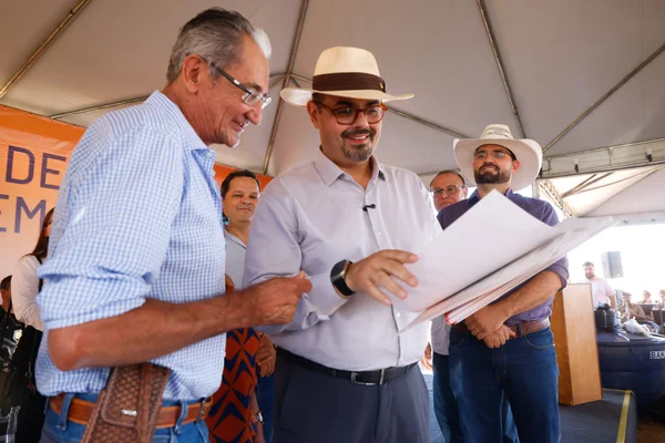 Governo de Minas regulariza títulos de propriedade rural e entrega kits de irrigação no Norte do estado
