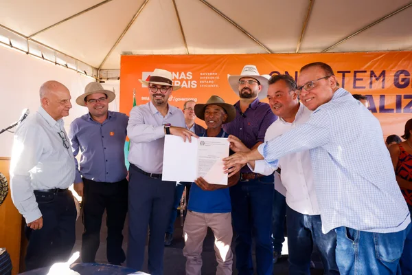 Governo de Minas regulariza títulos de propriedade rural e entrega kits de irrigação no Norte do estado