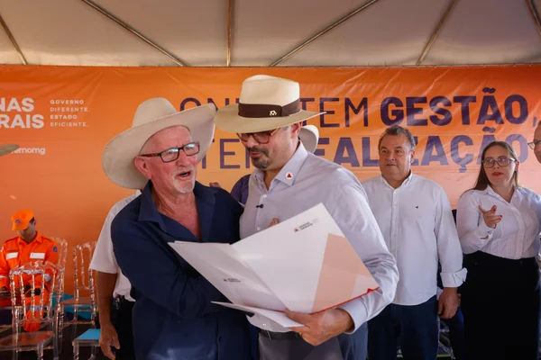 Governo de Minas regulariza títulos de propriedade rural e entrega kits de irrigação no Norte do estado