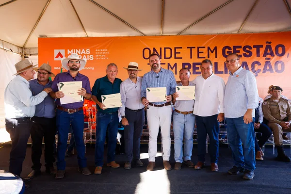 Governo de Minas regulariza títulos de propriedade rural e entrega kits de irrigação no Norte do estado