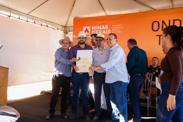 Governo de Minas regulariza títulos de propriedade rural e entrega kits de irrigação no Norte do estado
