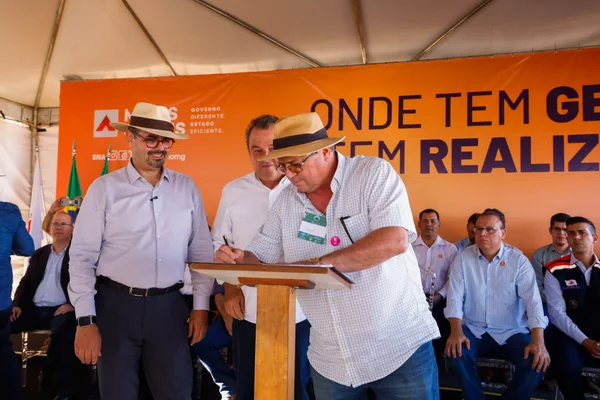 Governo de Minas regulariza títulos de propriedade rural e entrega kits de irrigação no Norte do estado
