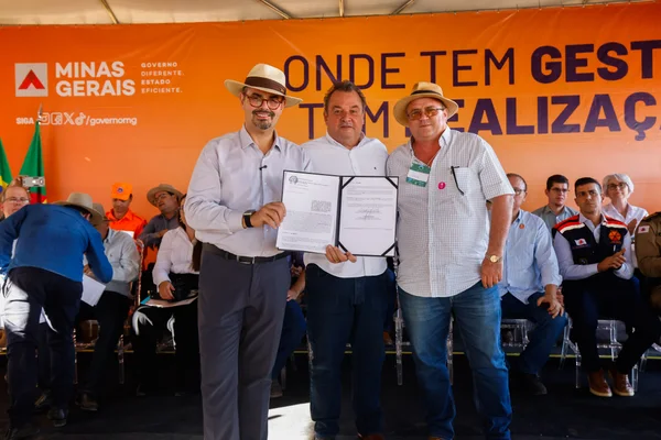 Governo de Minas regulariza títulos de propriedade rural e entrega kits de irrigação no Norte do estado