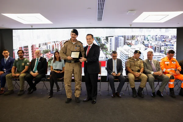 O governador em exercício, desembargador Luiz Carlos Corrêa Júnior, homenageou o comandante do Comave, coronel Ricardo Alexandre Faria