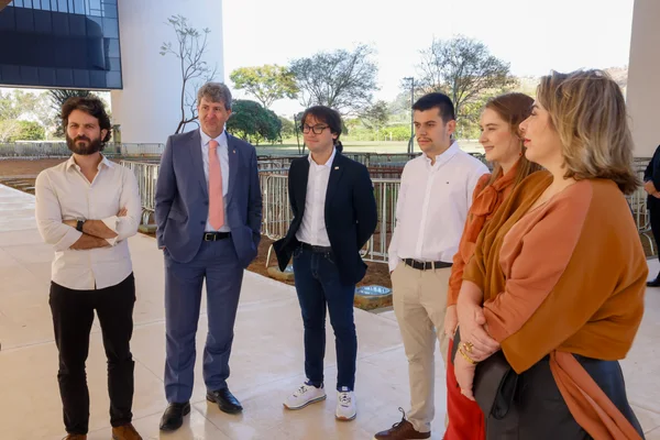 Governador em exercício participa do lançamento da cartilha sobre Fóruns Digitais