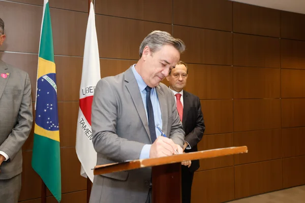 Governador em exercício participa do lançamento da cartilha sobre Fóruns Digitais