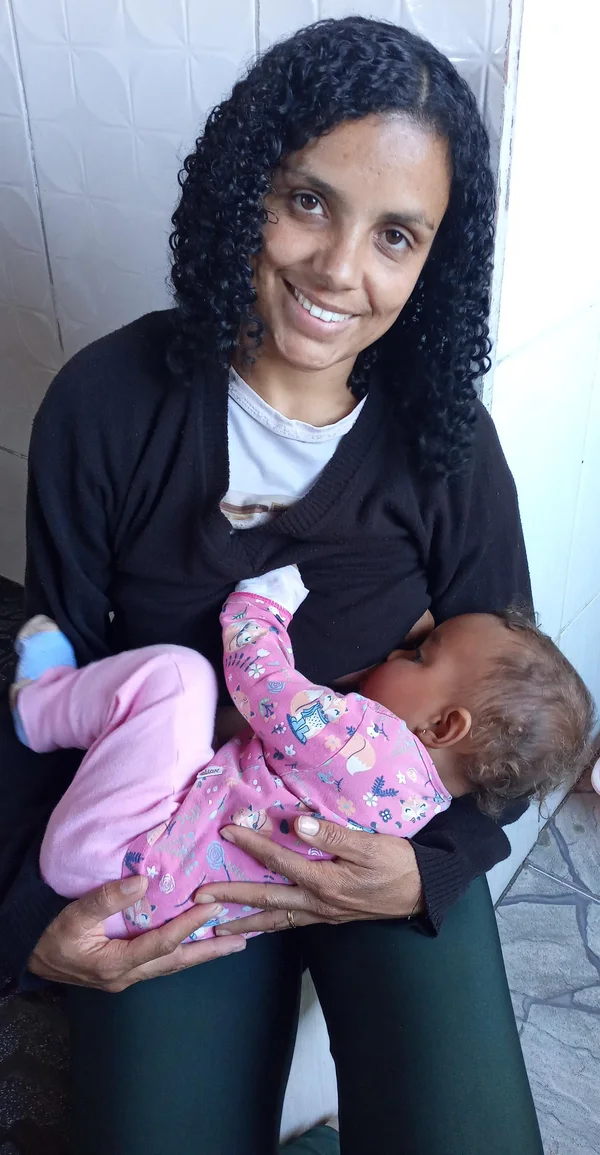 Edna Aparecida Gomes atualmente com a filha Esther, com saúde e com a amamentação em dia