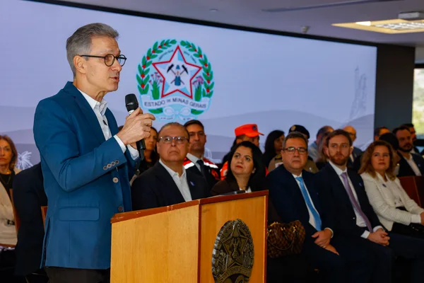 Governador empossa novo secretário de Educação de Minas Gerais