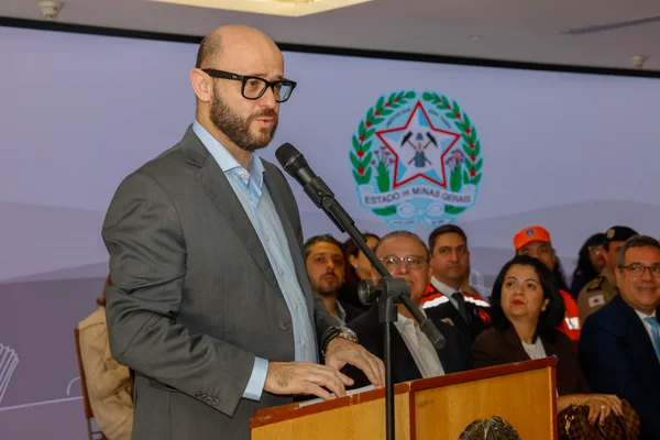 Governador empossa novo secretário de Educação de Minas Gerais