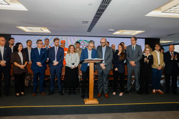 Governador empossa novo secretário de Educação de Minas Gerais
