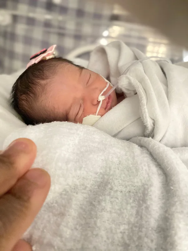 Família retorna à Maternidade Odete Valadares para comemorar primeiro aniversário de bebê e agradecer por vidas salvas