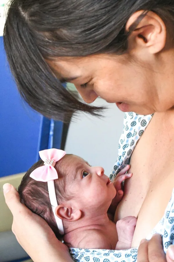 Família retorna à Maternidade Odete Valadares para comemorar primeiro aniversário de bebê e agradecer por vidas salvas