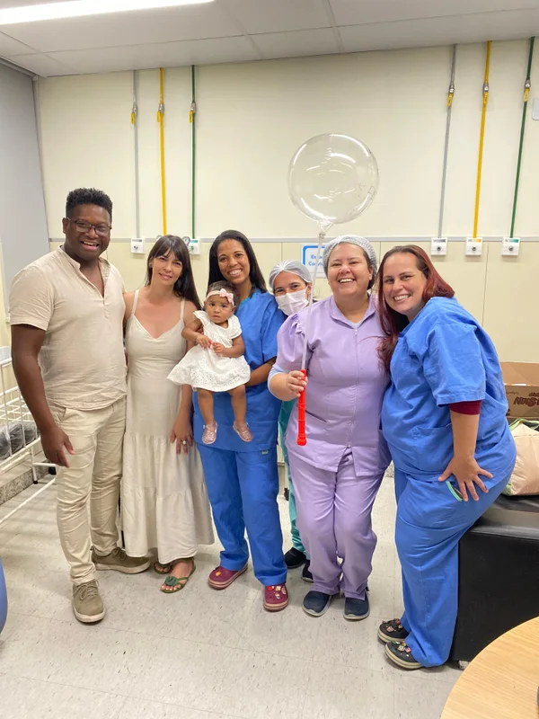 Família retorna à Maternidade Odete Valadares para comemorar primeiro aniversário de bebê e agradecer por vidas salvas