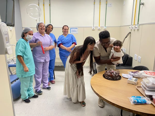 Família retorna à Maternidade Odete Valadares para comemorar primeiro aniversário de bebê e agradecer por vidas salvas