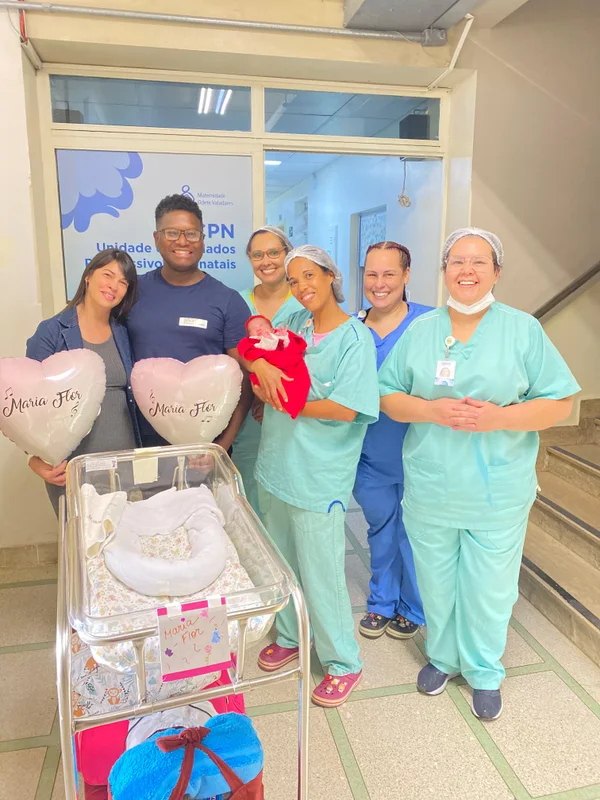 Família retorna à Maternidade Odete Valadares para comemorar primeiro aniversário de bebê e agradecer por vidas salvas