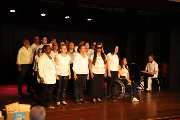 apresentação musical do coral de integrantes do Instituto São Rafael