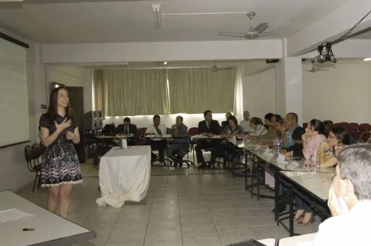Silvia Listgarten durante a reunião em Governador Valadares