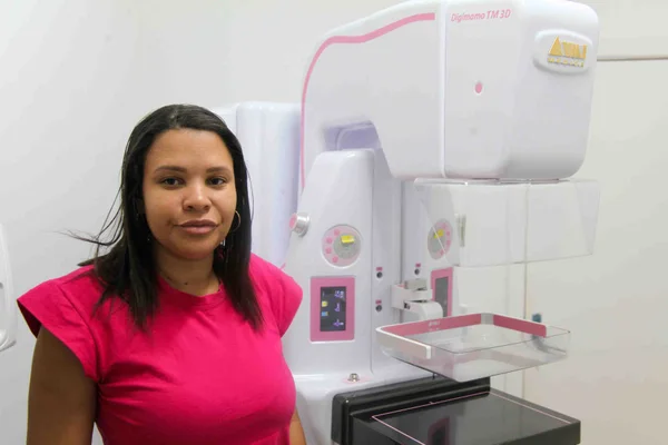 A manicure Luciana Lajes foi uma das primeiras pacientes a utilizar o mamógrafo do Serviço de Imagem do HAC