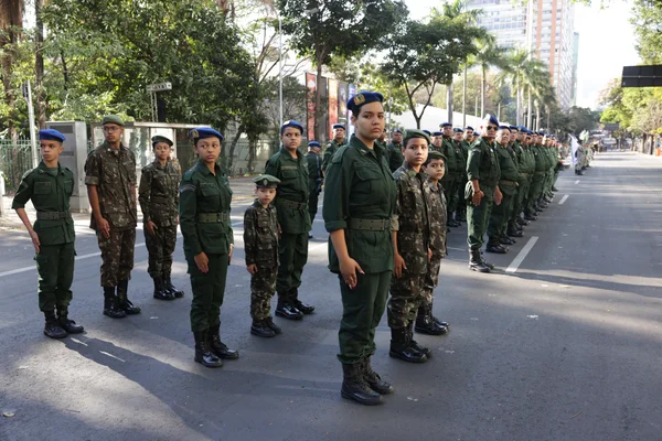 Governador acompanha desfile cívico-militar de 7 de setembro
