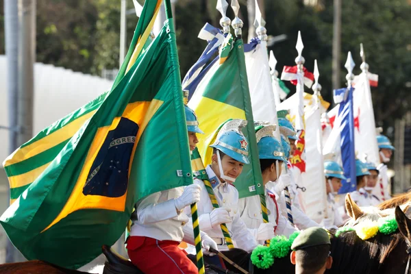 Governador acompanha desfile cívico-militar de 7 de setembro