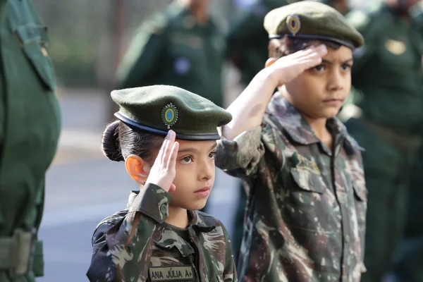 Governador acompanha desfile cívico-militar de 7 de setembro