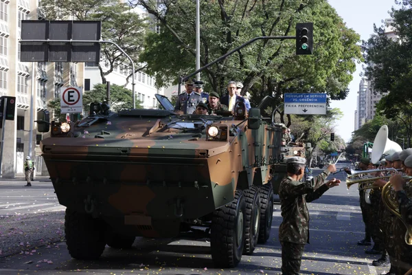 Governador acompanha desfile cívico-militar de 7 de setembro