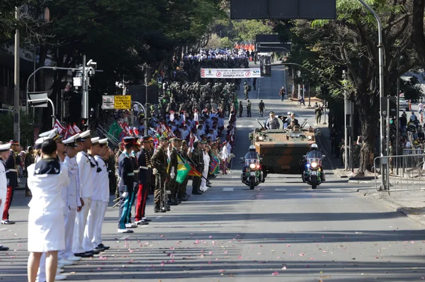 Governador acompanha desfile cívico-militar de 7 de setembro