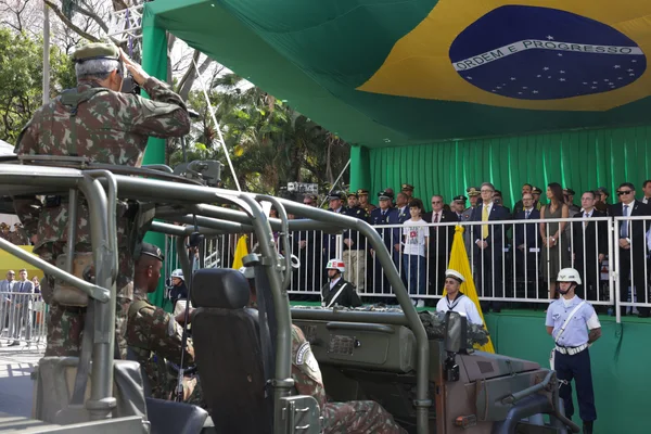 Governador acompanha desfile cívico-militar de 7 de setembro