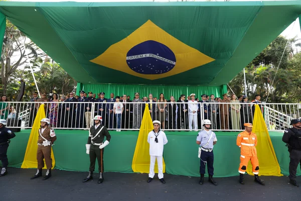 Governador acompanha desfile cívico-militar de 7 de setembro