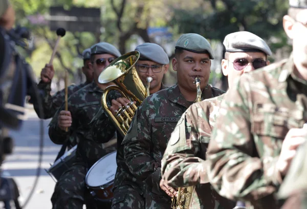 Governador acompanha desfile cívico-militar de 7 de setembro